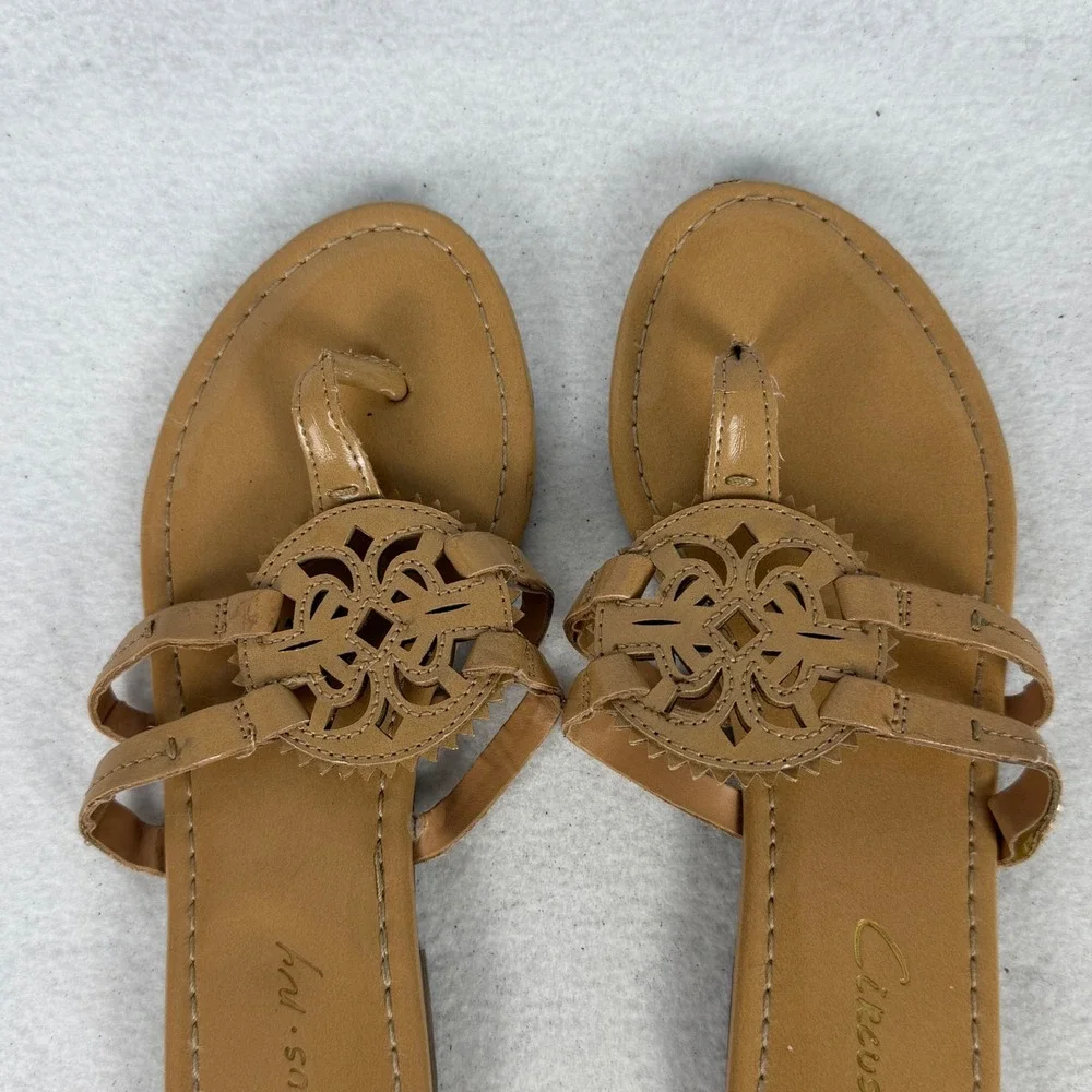 Circus NY Thong Sandals Womens 6 Medallion Laser Cut Tan Summer‎